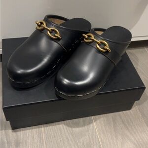 Saint Laurent Leather Clogs – Black with Gold Chain
